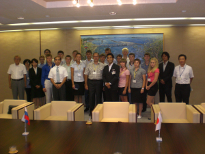 16 members of Russia with Mayor Yoshida at Yokosuka city hall