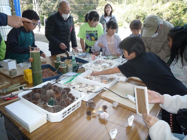 （２）横須賀市鴨居から来場のお母さん友達とその子だもたちの作品作りの様子。ウオ－キングの途中に立ち寄ってくれました。