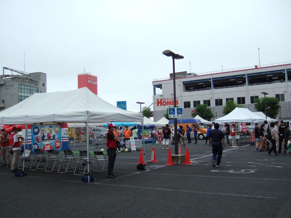 商工会議所の駐車場　キッチンカー（20店舗）